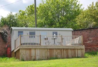 Shepherd s Hut at Cefn Tilla Court has rooms with a private hot tub