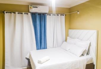 Wangu Apartments has rooms with a private hot tub