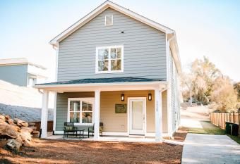Bright Artist's Cottage - 4br, 1mi To Dt Uga has Balcony rooms