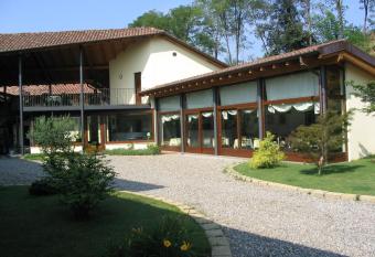 Albergo Giardino allows 18 year olds to book a room