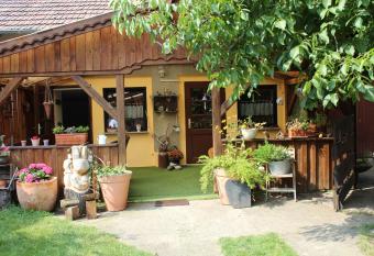 Walnu  hof allows 18 year olds to book a room