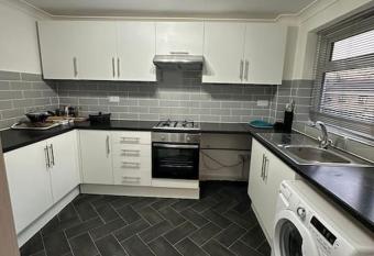 Cosy Spacious 2 bed flat Hornchurch high street has Balcony rooms
