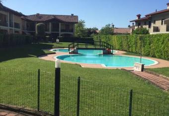 Casa Vacanze PETIT GARDA has rooms with a private hot tub