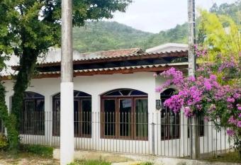 Casa no centro da cidade a 600 metros da praia. has Balcony rooms