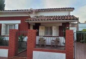 Casa en Miramar, zona centrica allows 18 year olds to book a room