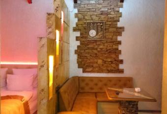 Shellman Apart Hotel has rooms with a private hot tub