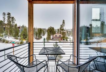 Modern Condo 2 Mi to Rocky Mountain National Park has Balcony rooms