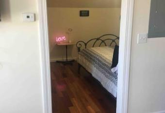 Lovely one bedroom with free parking allows 18 year olds to book a room