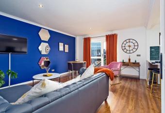 New Slick Finnieston Pad w/ Free Parking has Balcony rooms