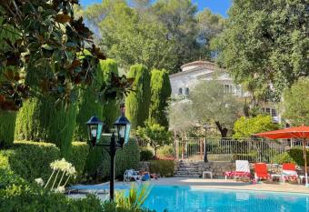 Clos Baign  res has Balcony rooms