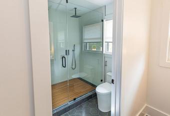 LINDA HOUSE-STUNNING HOME IN CHARLOTTE allows 18 year olds to book a room