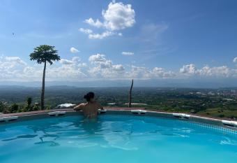 Finca Cielo Alto V  a Pereira-Altagracia has rooms with a private hot tub