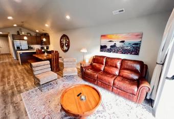 Modern Style King Bed Free Wi-Fi With Garage has Balcony rooms