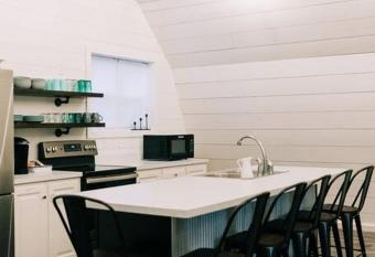 The Barn at Sharp Run-Modern Barn in the heart of Amish Country has Balcony rooms