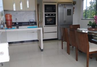 Sobrado aconchegante. allows 18 year olds to book a room