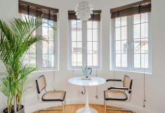 Shanghai Downtown Flower B&B - West Fuxing Road Branch has Balcony rooms