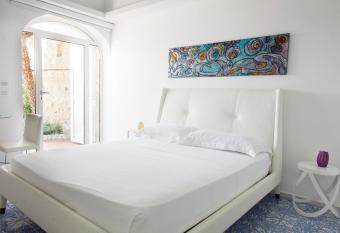 LHP Suite Executive Cottage Capri has rooms with a private hot tub