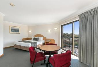 Great Eastern Motor Lodge has rooms with a private hot tub