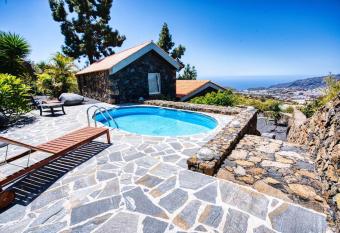 La Caba  a has Balcony rooms