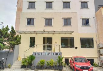 Metro Hotel Bekasi powered by Cocotel allows 18 year olds to book a room