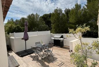 Appartement    proximit   du port de carry le rouet has Balcony rooms