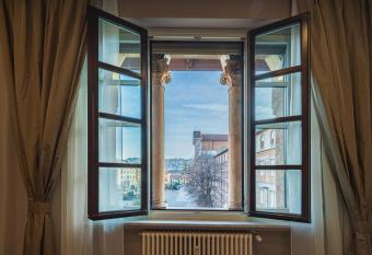 Saint Paul Deluxe Apartments, Alba allows 18 year olds to book a room