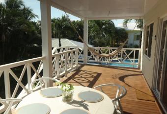 Hermosa Beach Bungalow 11 has Balcony rooms