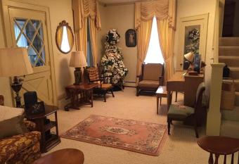 Opuluxe Cottage Peaks Retreat allows 18 year olds to book a room