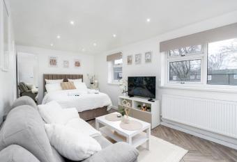 Modern 1 Bed Studio Flat Leeds allows 18 year olds to book a room