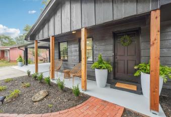 WALK to DT Alpharetta - NEWLY Renovated allows 18 year olds to book a room