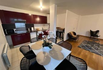 Elegant au pieds du metro has Balcony rooms