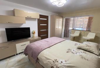 LA DENIS LUPENI allows 18 year olds to book a room