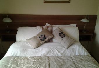 Gardenfield House Bed & Breakfast H91vh02 allows 18 year olds to book a room