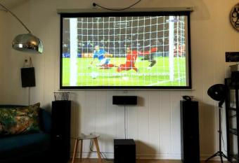 Studio cin  ma allows 18 year olds to book a room