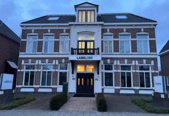 City Appartement with Private free parking allows 18 year olds to book a room