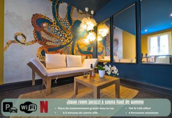 JapanRoom Jacuzzi&Sauna Haut de gamme parking free has rooms with a private hot tub