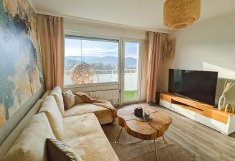 Wohnung mit Balkon und Aufzug allows 18 year olds to book a room