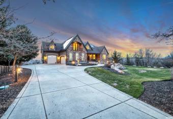 Hobbs Creek has rooms with a private hot tub