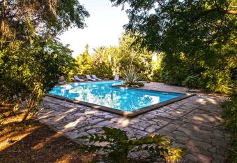 Etna Botanic Garden has rooms with a private hot tub