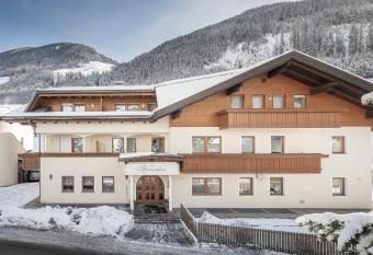 Garni Appartement Alpenresidence allows 18 year olds to book a room