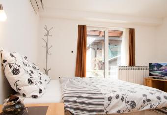 Rooms Garden Zagreb Airport has Balcony rooms