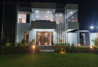 AUROVILLE FARMHOUSE has Balcony rooms
