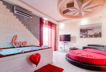 SuiteHouse - Jacuzzi & Comfort has rooms with a private hot tub