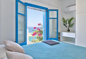 Paros Luxury Villa 2mins from the beach allows 18 year olds to book a room