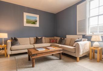 Stunning 2 bed with views of Chester Racecourse has Balcony rooms