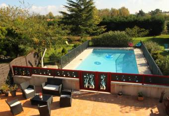 le mas des cerisiers le temple sur lot has Balcony rooms