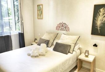 H  tel   9 marches has Balcony rooms