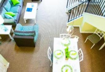 Grand Palms Resort has rooms with a private hot tub