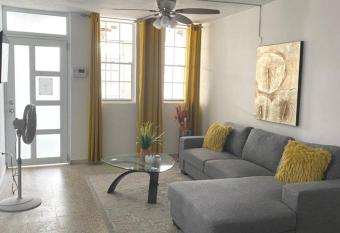 AC Rooms, Smart TV, Centric & 20 mins from Airport has Balcony rooms