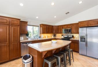 Serenity Ranch House has rooms with a private hot tub